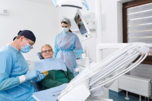 cum-poate-afecta-bruxismul-implanturile-dentare